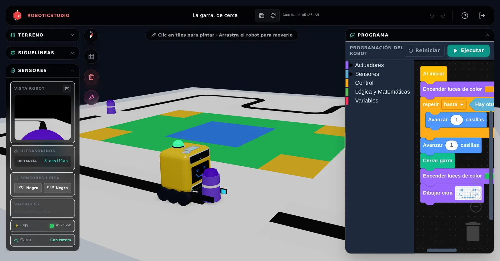 Robot virtual con garra recogiendo un tótem en RoboticStudio